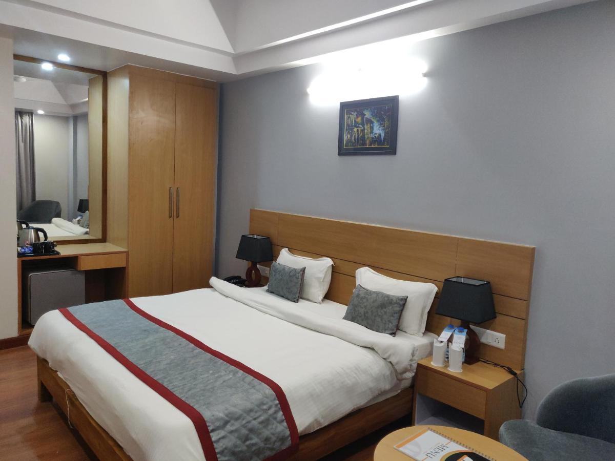 Hotel Sarvin Lucknow Dış mekan fotoğraf